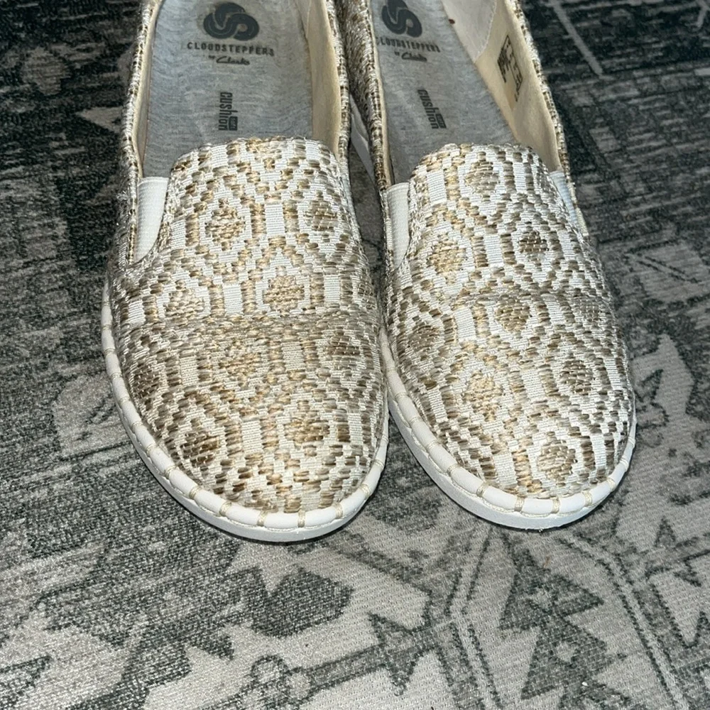 Clark’s women’s Step Glow Slip Natural size 6.5